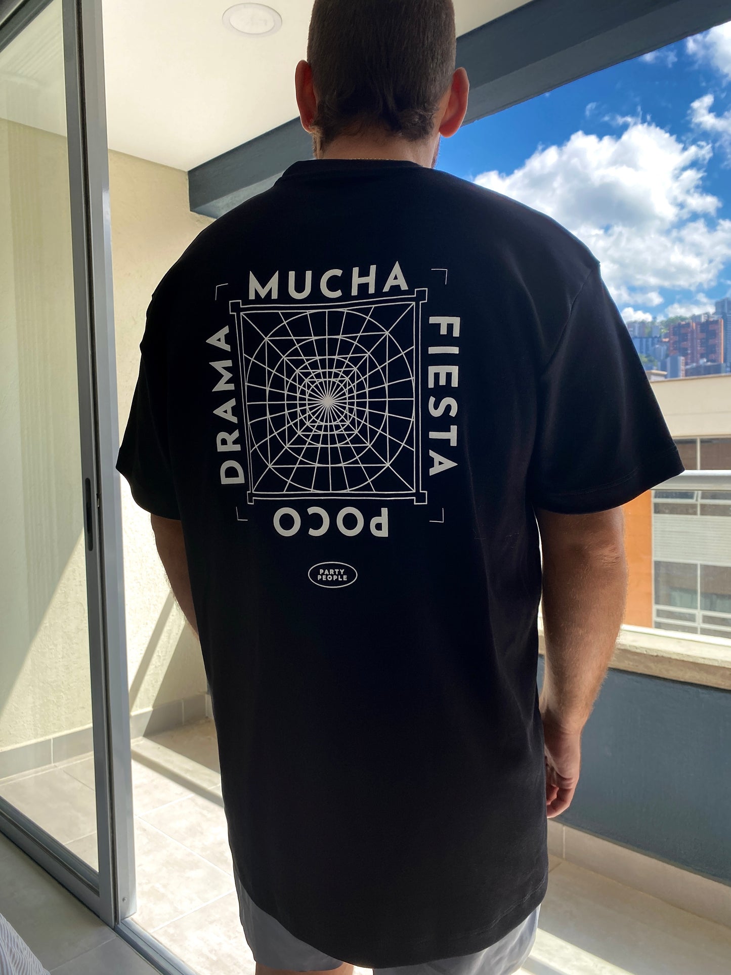 Camiseta Negra Mucha Fiesta Poco Drama - Oversize Fit